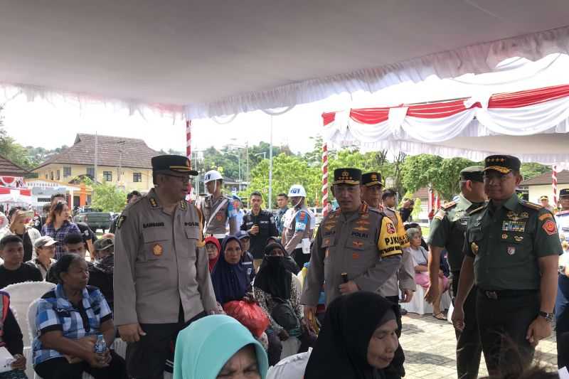 Kapolri dan Panglima TNI Salurkan Bansos ke Penyapu Jalan dan Tukang Becak di Kota Ambon