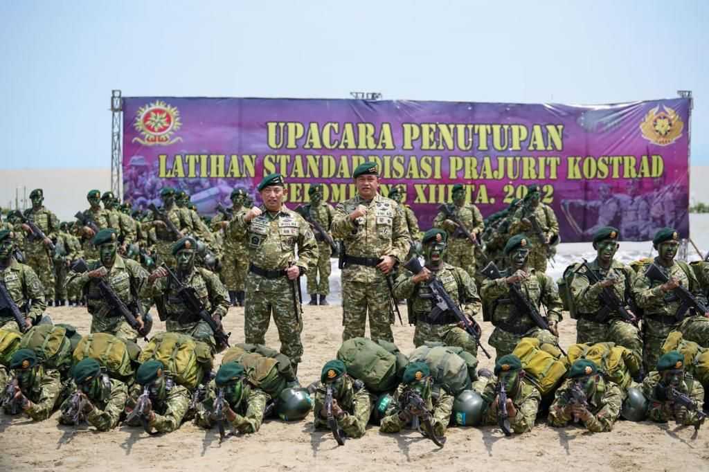 Kapolri Listyo Sigit Dikukuhkan sebagai Warga Kehormatan Kostrad oleh Pangkostrad TNI AD, Letjen Maruli Simanjuntak