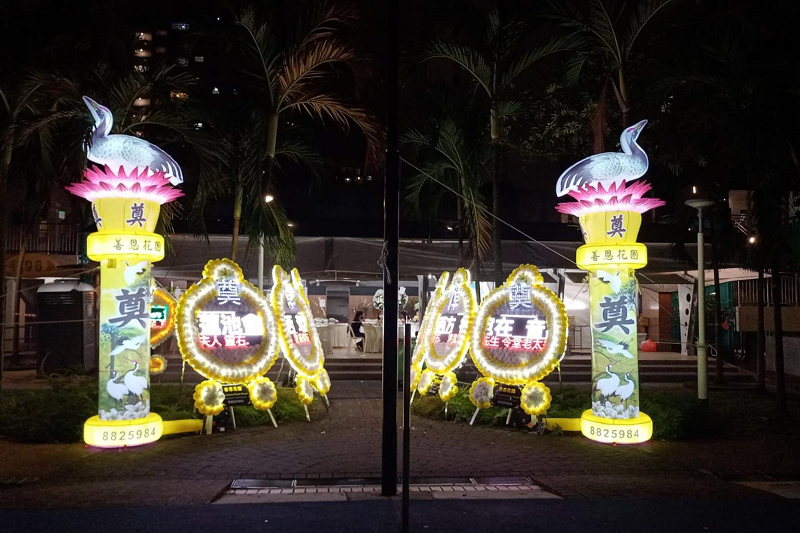 Karangan Bunga Duka Cita dengan Lampu LED Mulai Populer di Singapura