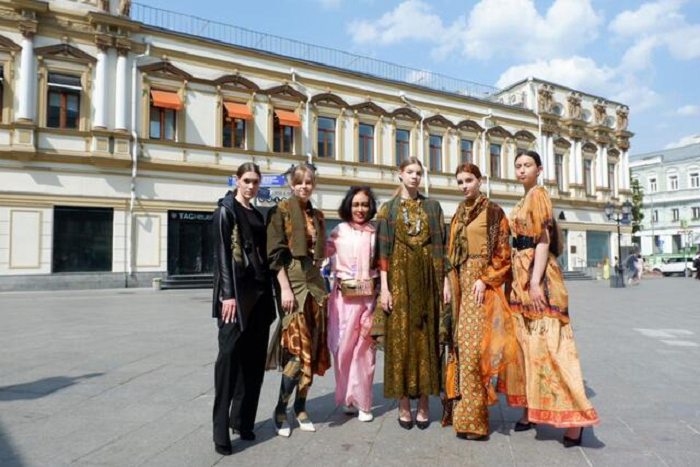 Karya Perancang Busana Indonesia Sukses Memukau di Acara 'Moscow Fest Edition - Russian Creative Week 2023'