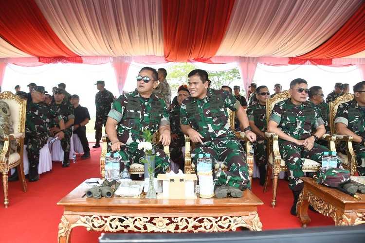 Kasad Dampingi Panglima TNI Tinjau Penerjunan Pasukan Jepang dalam Latgabma Super Garuda Shield 2024