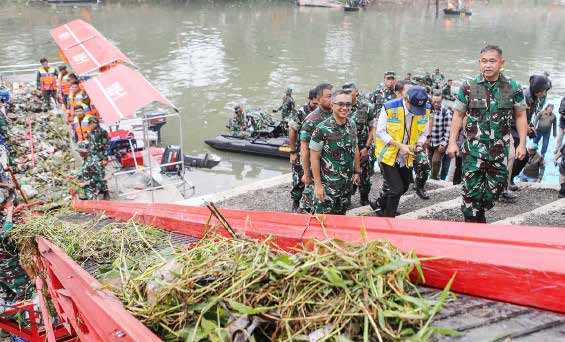 Kasad meninjau kegiatan bebersih Sungai Ciliwung