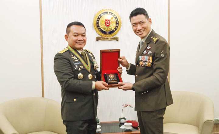 Kasad Terima Penghargaan Medali Militer Kehormatan Singapura