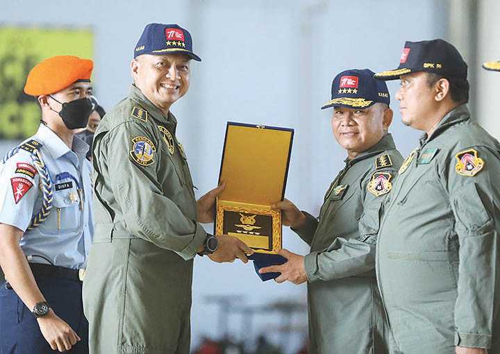 Kasad Terima Wing  Kehormatan Penerbang Kelas I TNI AU