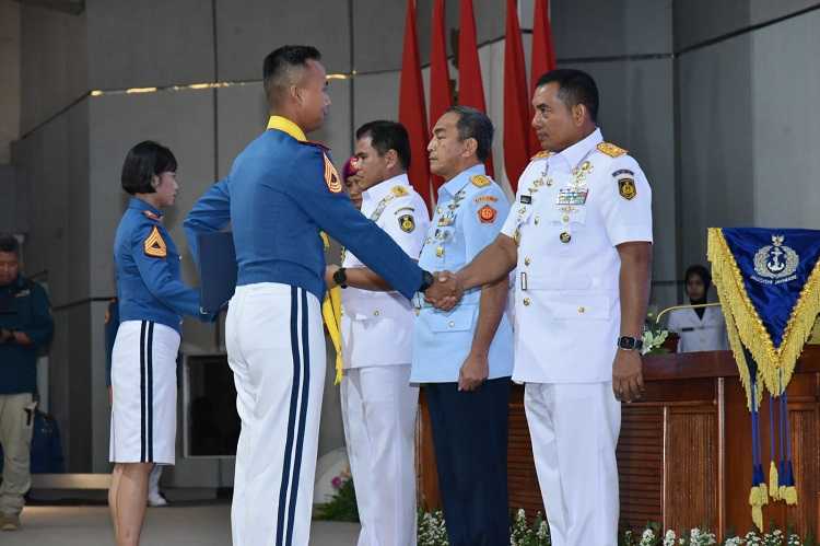 Kasal Tutup Pendidikan dan Mewisuda Taruna AAL Angkatan Ke-68 TA 2023