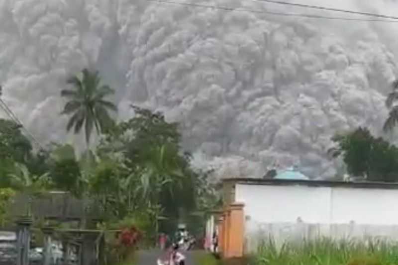 Kasihan Kena Abu dan Listrik Mati, 30.523 Pelanggan PLN di Lumajang Terdampak Letusan Gunung Semeru