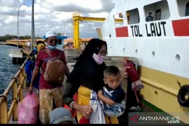 Kasihan, Ratusan Penumpang yang Telantar di Jangkar Itu Kini Diatasi dengan Diangkut Oleh Kapal Perintis