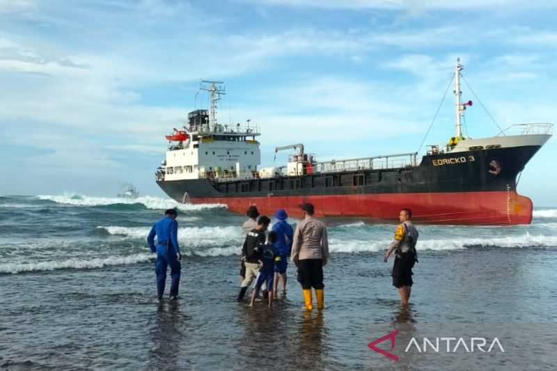 Kasihan Sekali Ini, Kapal Tanker yang Kandas di Pantai Sancang Belum Bisa Ditarik ke Laut