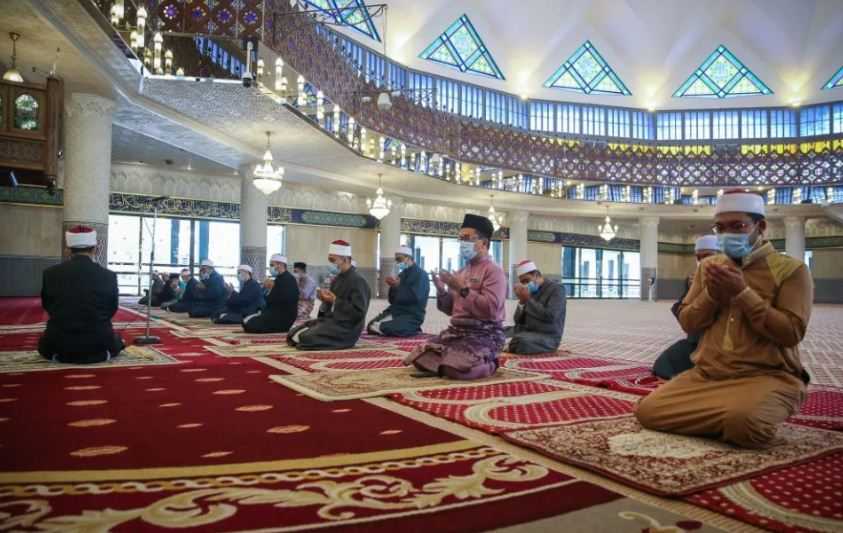 Kasus Covid-19 Meningkat, Malaysia Anjurkan Penggunaan Masker di Masjid dan Surau