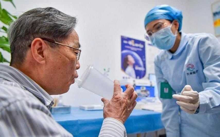 Kaum Lansia di Tiongkok Menolak Vaksinasi Covid karena Yakin Tak Akan Tertular