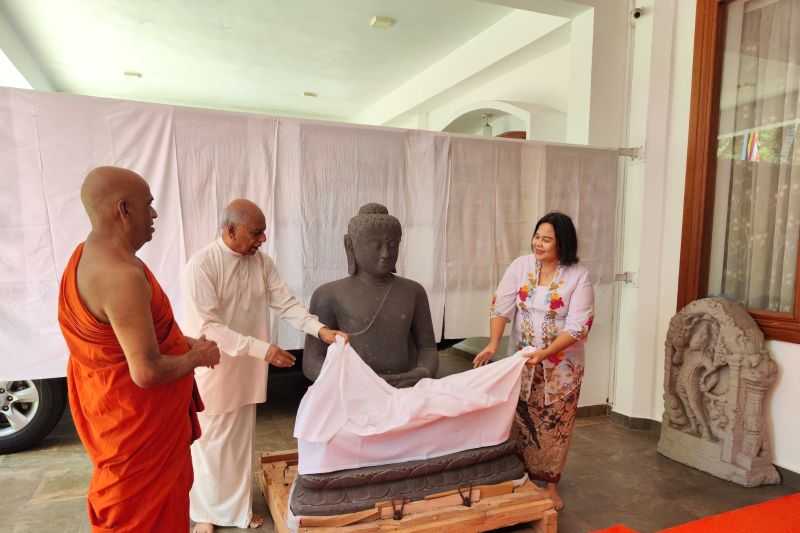 KBRI Kolombo Serahkan Patung Buddha Hadiah RI untuk Vihara Sri Lanka