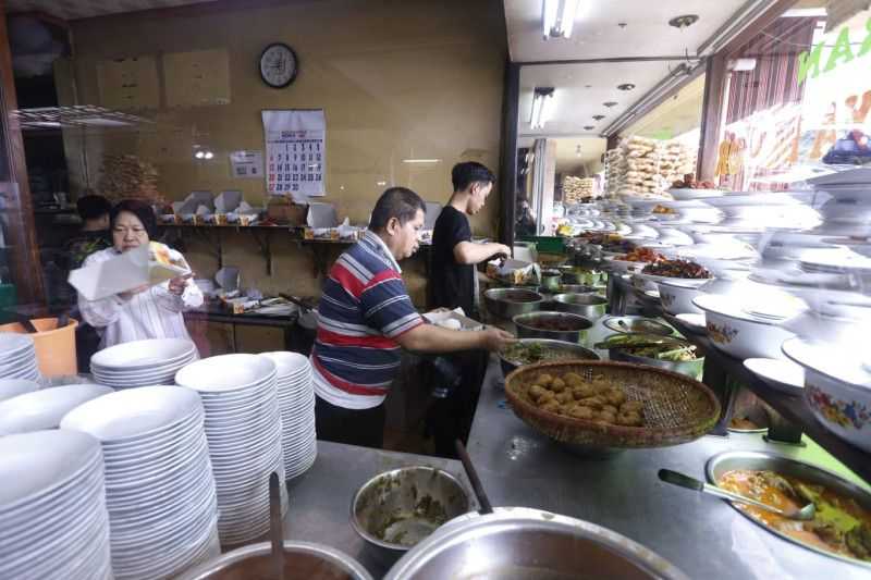 Ke Cianjur, Mensos Risma Mampir ke Restoran Padang Pesan 600 Bungkus untuk Korban Gempa