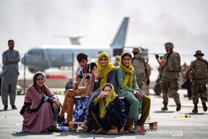 Keajaiban di Tengah Kondisi Memanas, Pengungsi Afghanistan Melahirkan di Pesawat saat Dievakuasi