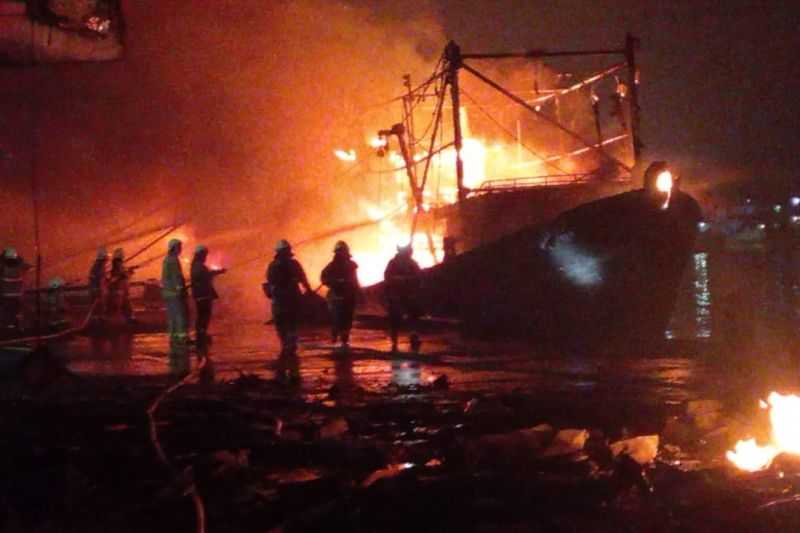 Kebakaran 9 Kapal Nelayan di Muara Baru Berhasil Dipadamkan