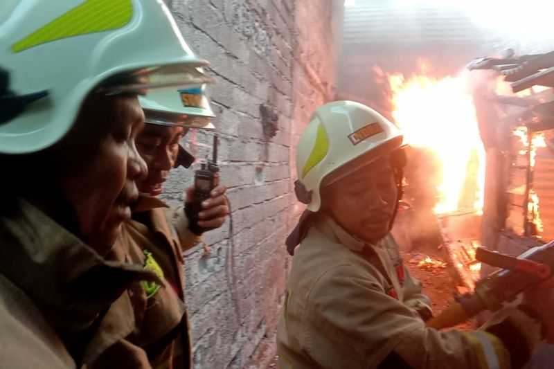 Kebakaran di Jatinegara Hanguskan Rumah Kontrakan 4 Pintu