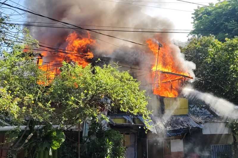 Kebakaran Hanguskan Dua Rumah di Jalan Petojo Enclek Jakarta Pusat