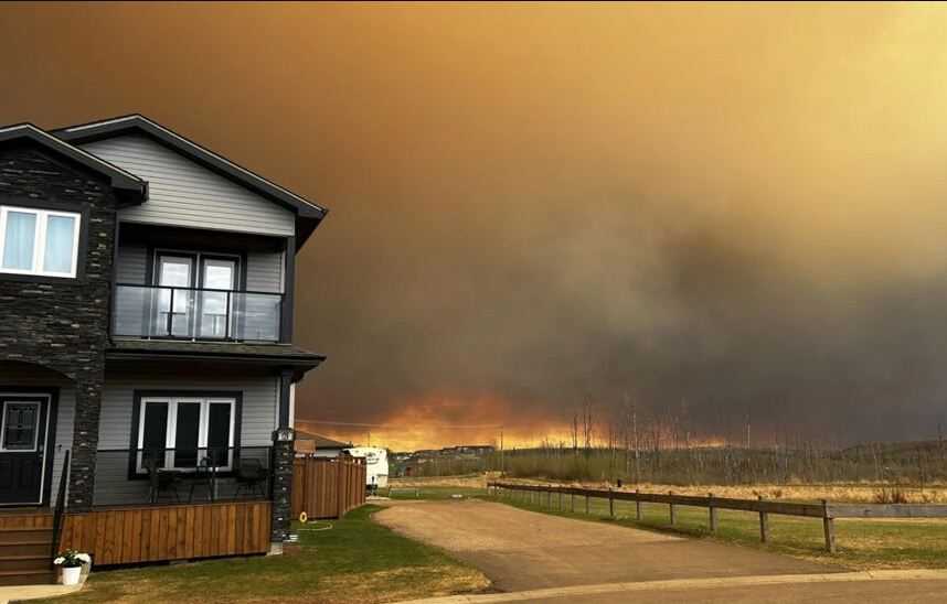 Kebakaran Hutan Melanda Kota Minyak Kanada