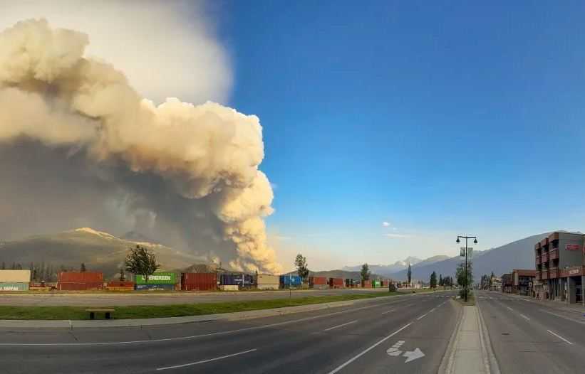 Kebakaran Hutan Melanda Pegunungan Rocky Kanada, Menghancurkan Kota Resor Jasper