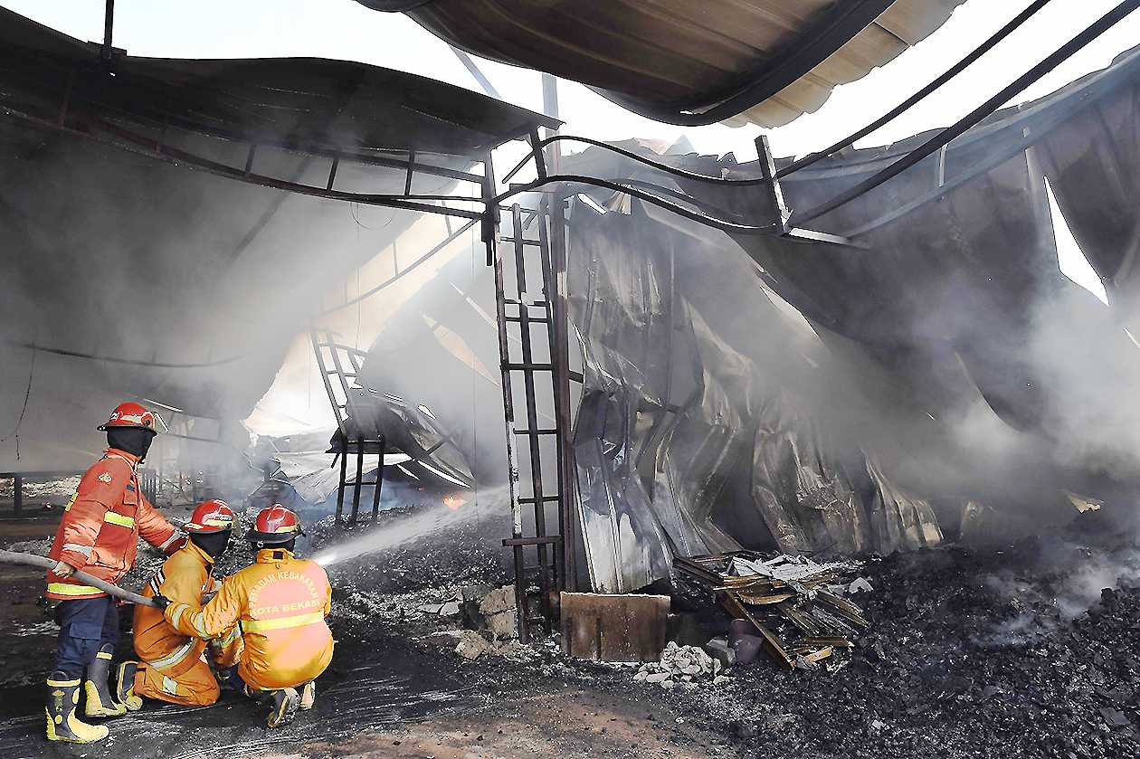 Kebakaran Lapak Mebel di Bekasi