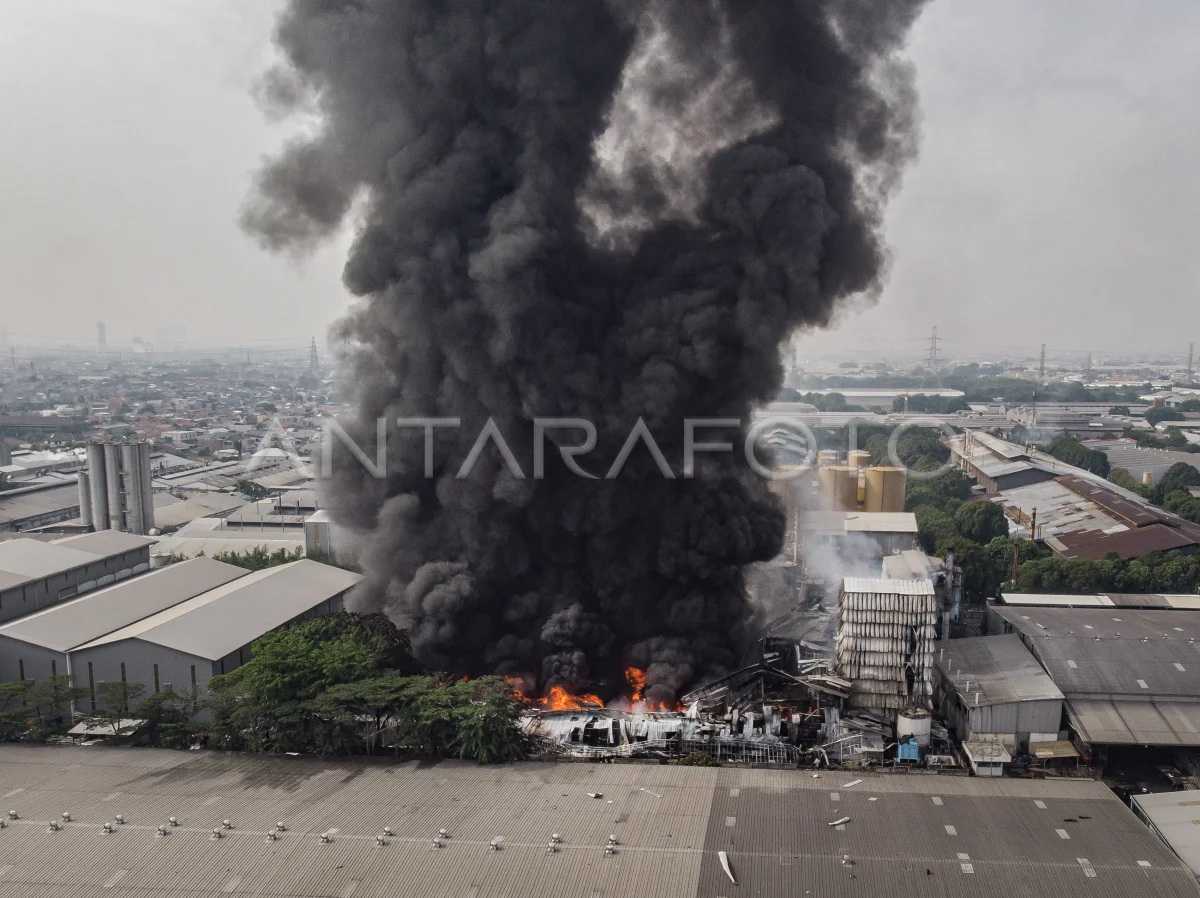 Kebakaran Pabrik di Bekasi, Damkar Kesulitan Padamkan Api