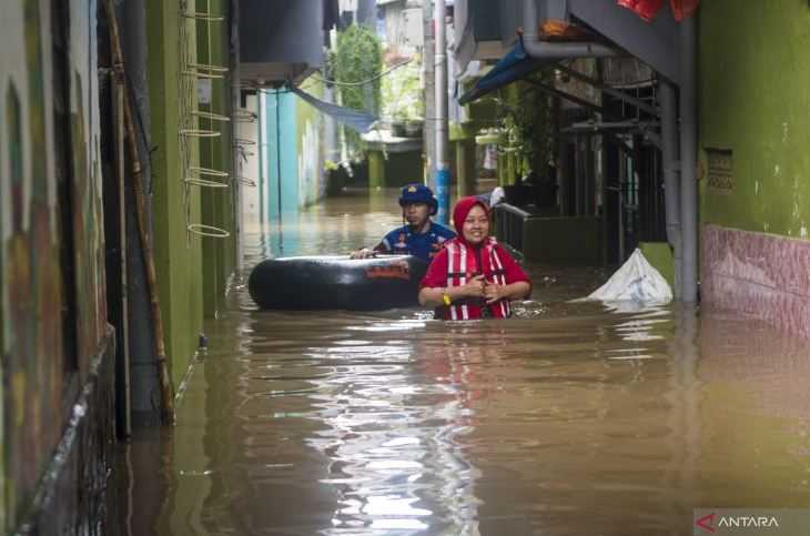 Kebanjiran Sejak Jumat, Warga Kebon Pala Belum Juga Dapat Bantuan