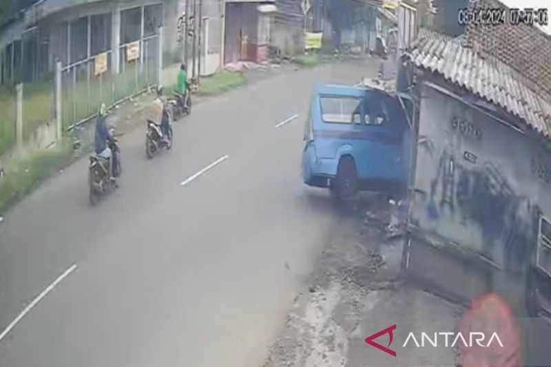 Kecelakaan Beruntun, Angkot Hilang Kendali Tabrak Tiga Pemotor di Jalan Karadenan Bogor