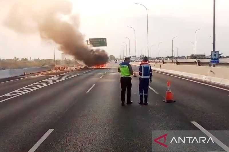 Kecelakaan Ini Akibatkan Sebuah Mobil Terbakar di Ruas Tol Becakayu