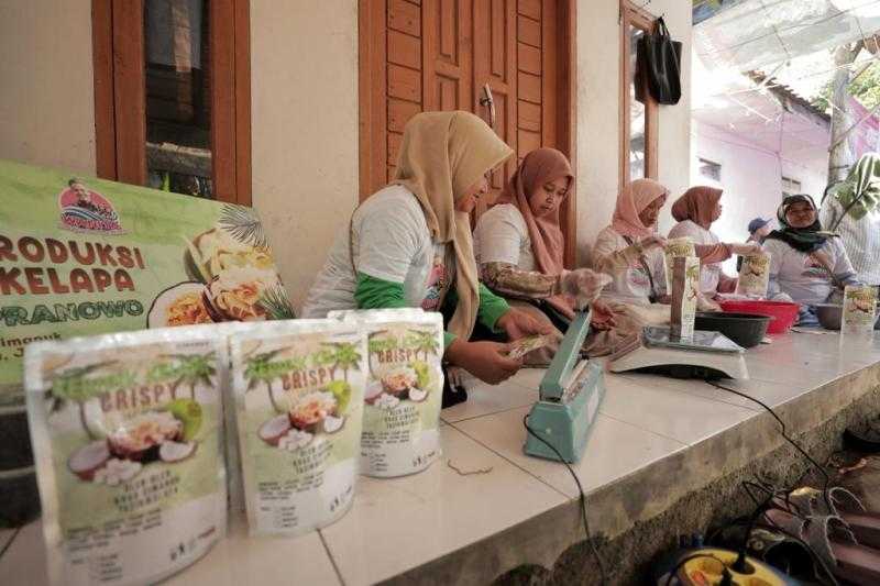 Keceriaan Istri Nelayan yang Dapat Pelatihan dan Bantuan Produksi Keripik Kelapa dari Wanita Nelayan Ganjar