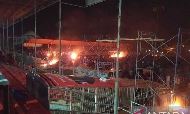 Kecewa, Massa Bakar Stadion di Banda Aceh akibat Laga Persiraja Kontra PSMS Medan Batal