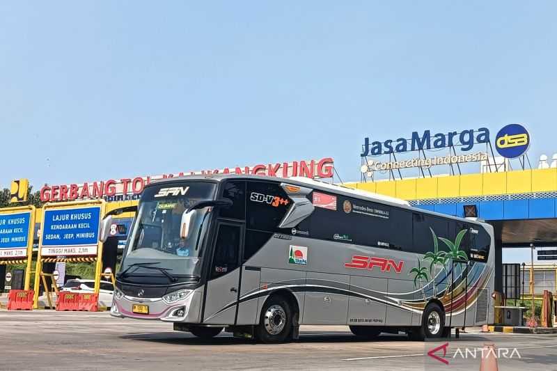 Kedatangan bus di Terminal Mangkang Semarang mulai naik