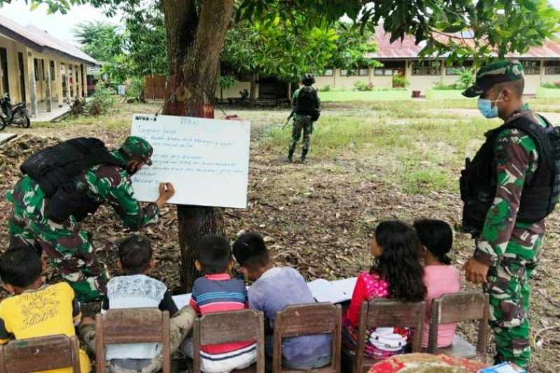 Kekuranagn Tenaga Pendidik, Ini Perjuangan Prajurit TNI Jadi Guru Mengajar di Bawah Pohon di Perbatasan RI-Papua Nugini