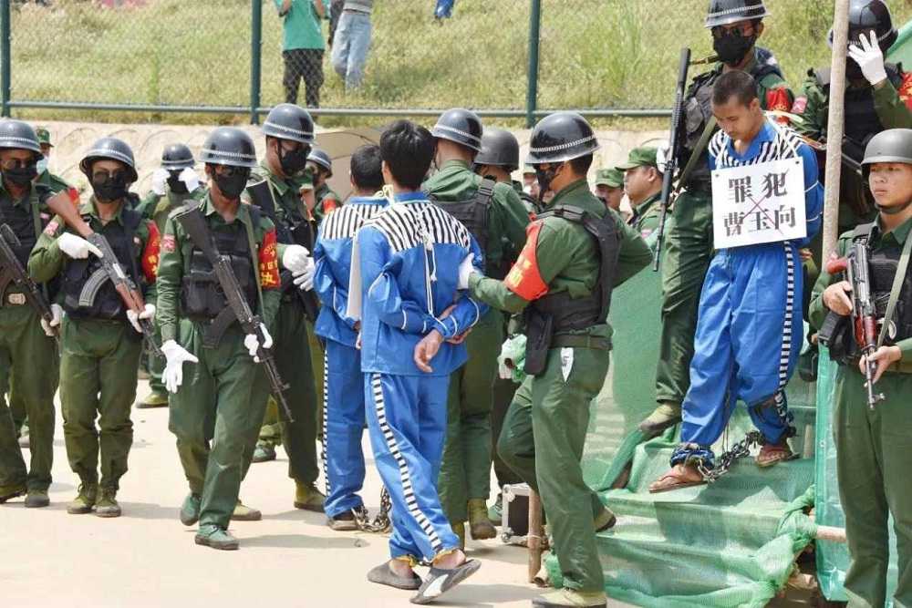 Kelompok Bersenjata Myanmar Eksekusi Mati Seorang Pria dalam Sidang Terbuka