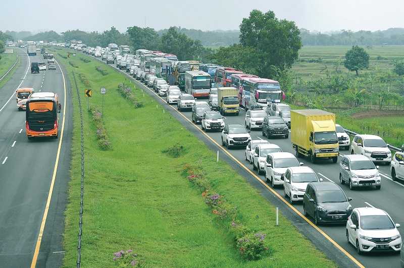 KEMACETAN MULAI TERJADI DI BEBERAPA RUAS TOL TRANS JAWA