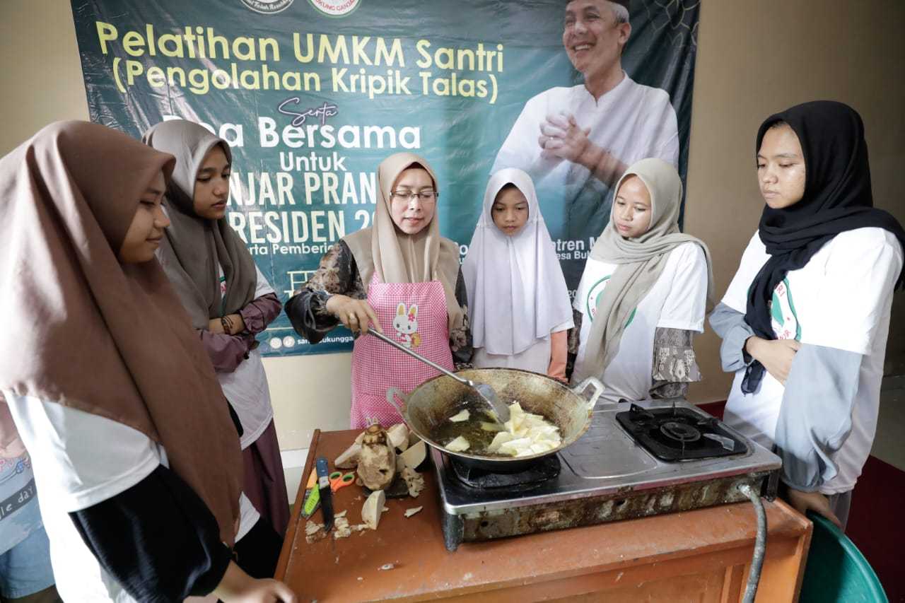 Kembangkan UMKM Santri, SDG Jabar Gelar Pelatihan Mengolah Keripik Talas di Bogor