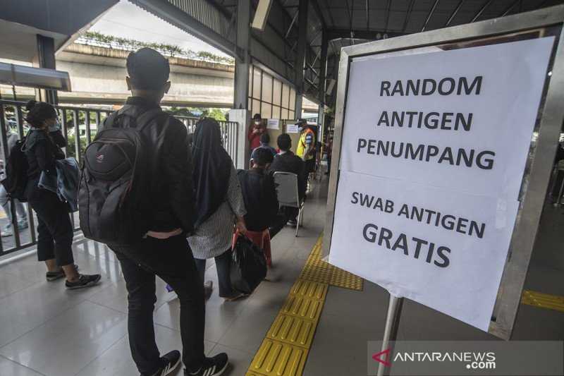 Kemenhub Instruksikan Tes Acak Covid-19 di KRL Terus Dilanjutkan