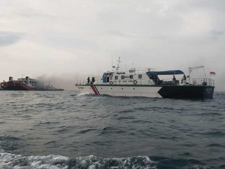 Kemenhub Kerahkan Kapal Patroli KPLP Lakukan Evakuasi KMP Royce 1 yang Terbakar