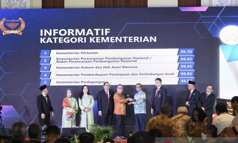 Kemenkumham Terima Penghargaan sebagai Badan Publik Informatif