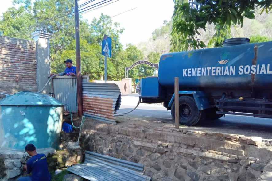 Kemensos Bantu Distribusi Air Bersih Atasi Kekeringan di Lombok Timur