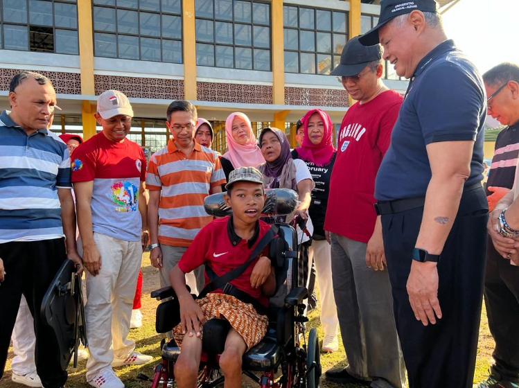 Kemensos Beri Kursi Roda Adaptif untuk Penderita Cerebral Palsy, Wujudkan Kemerdekaan bagi Disabilitas