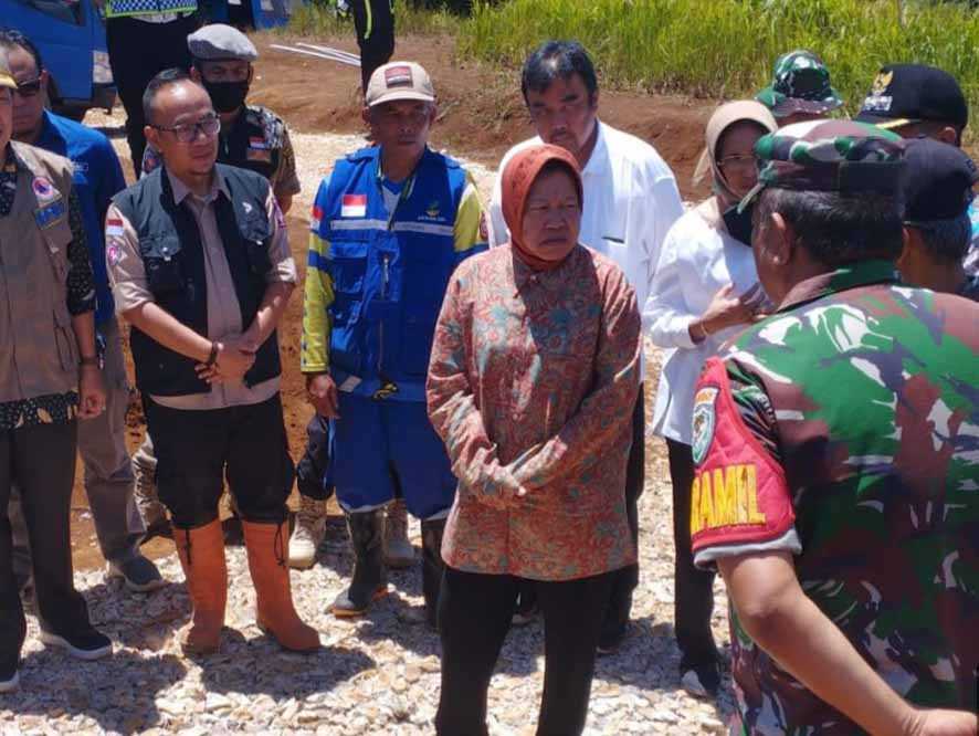 Kemensos Pasang Tenda untuk Korban Longsor Sukabumi