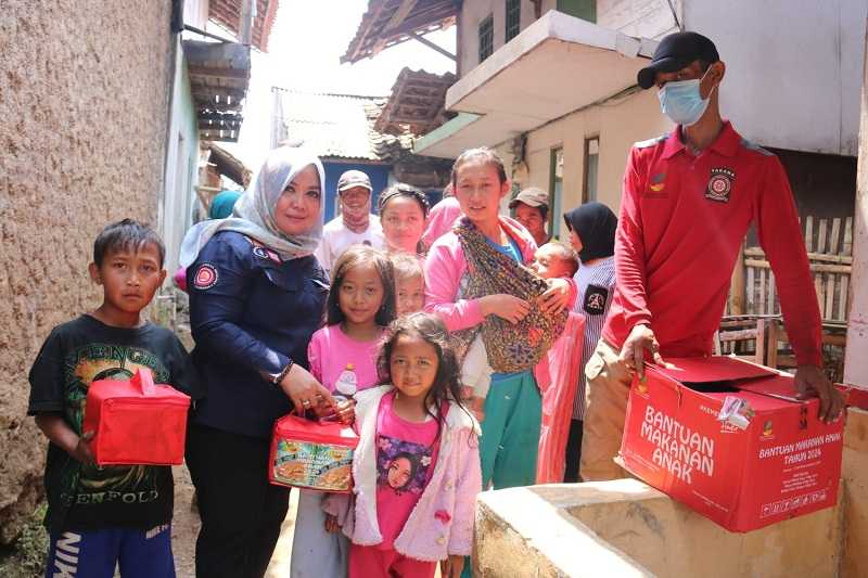 Kemensos Pastikan Tak Ada Lagi Korban Gempa Bandung Makan Singkong di Pengungsian