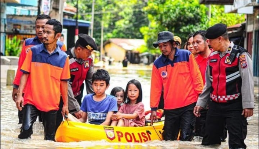 Kemensos Salurkan Bantuan untuk Warga Tedampak Banjir Kota Tebing Tinggi