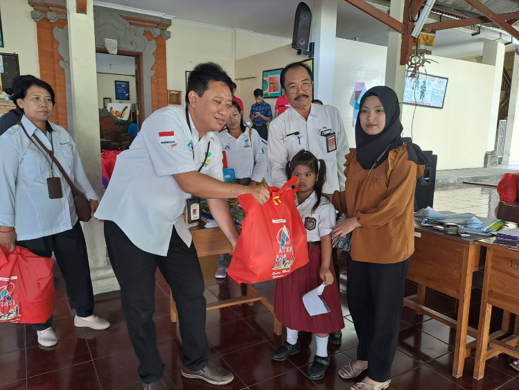 Kemensos Serahkan Bantuan Pemenuhan Kebutuhan Nutrisi Murid SLB N 1 Denpasar Bali