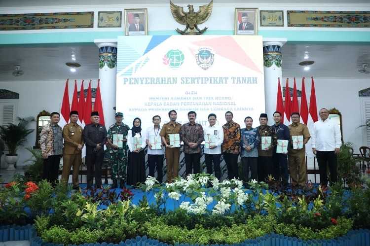 Kementerian ATR/BPN Serahkan 1.457 Sertifikat di Madiun