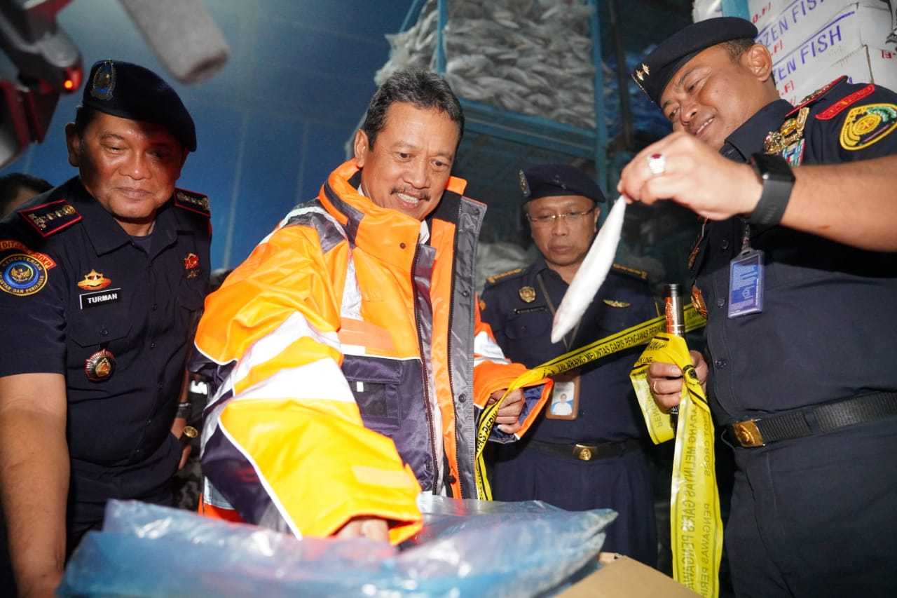 Kementerian Kelautan dan Perikanan (KKP) menyegel 20 ton ikan beku jenis salem atau Frozen Pacific Mackerel di Kota Batam 2