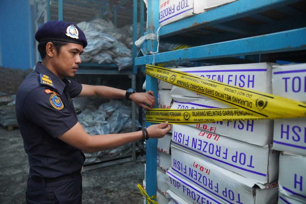 Kementerian Kelautan dan Perikanan (KKP) menyegel 20 ton ikan beku jenis salem atau Frozen Pacific Mackerel di Kota Batam 3