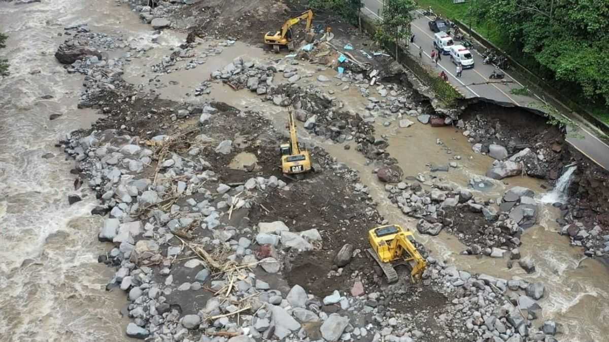 Kementerian PUPR Kerahkan Alat Berat Tangani Banjir Sumbar