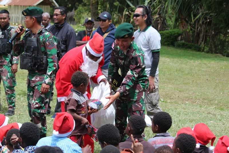 Kemeriahan Acara Sambut Natal Anggota Satgas Yonif Mekanis 203/AK Bersama Warga Lanny Jaya