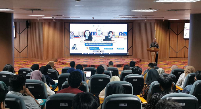 Kemlu Selenggarakan Penayangan Film Pendek 'Through the Screen' serta Sosialisasi Pencegahan TPPO Online Scamming di Universitas Airlangga