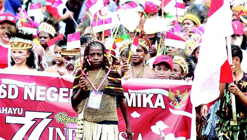 KENAKAN PAKAIAN ADAT PAPUA IKUTI HUT KE-77 RI